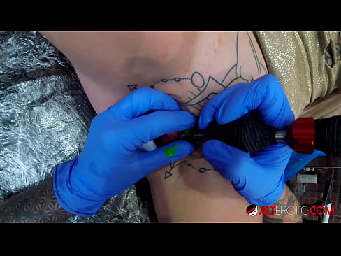 ❤️ Tsis tshua muaj tattooed hottie Sully Savage tau txais tattoo ntawm nws clitoris ❤ Sex video ntawm peb hmn.killvs.top% ❌❤ Ib